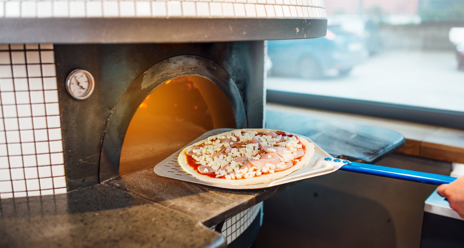 Four à gaz pour pizza : le guide pour bien le choisir et l'installer dans votre pizzeria